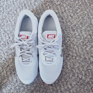 NIKE MAX ADVANTAGE TENNIS SHOE SIZE 10 1/2